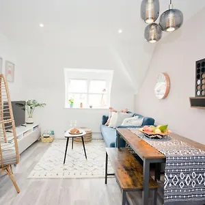 Apartment Stylish 2 Bedroom - Parking - 5 Mins Walk To, Bournemouth